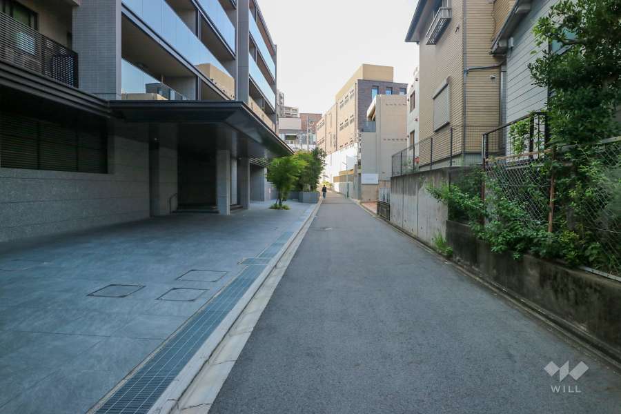 敷地東側の前面道路（南側から）