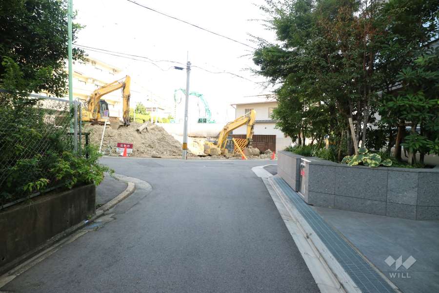 敷地東側の前面道路（北側から）