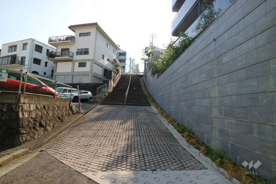 敷地南側の前面道路（東側から）