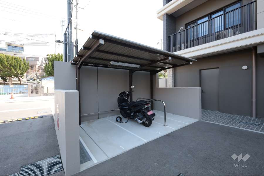 バイク置き場（屋根付き）