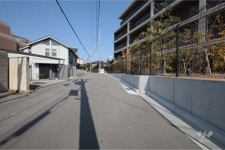 敷地南西側の前面道路（南東側から）