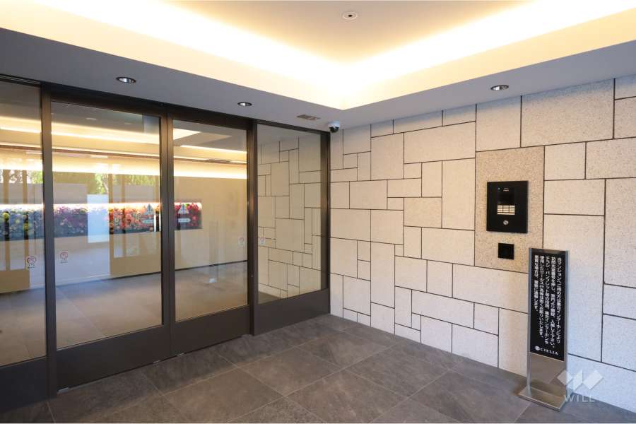 エントランスはオートロック付きです。