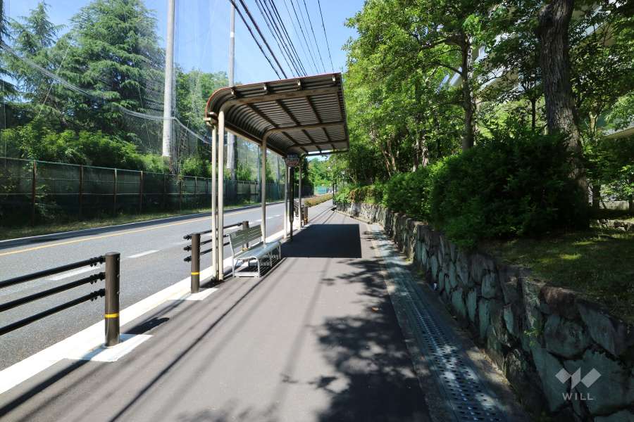 敷地南側にあるバス停