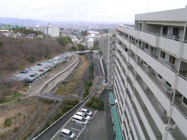 六甲山系の麓、高台にあり、たいへん自然豊かな住環境です。