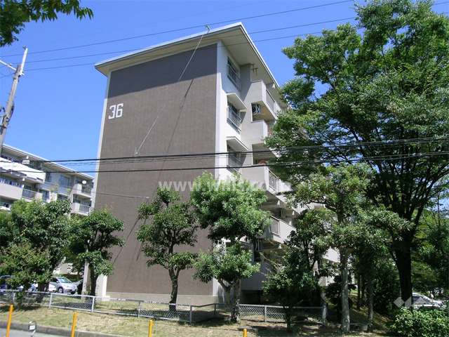 外観箕面粟生第２住宅36棟の外観（南西側から）