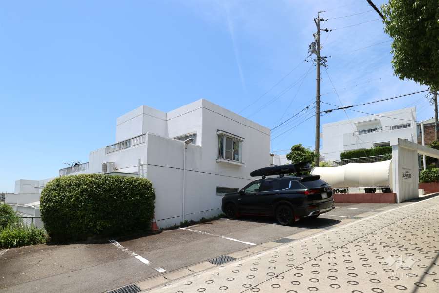 パレス松和花壇B棟の外観(東側から)