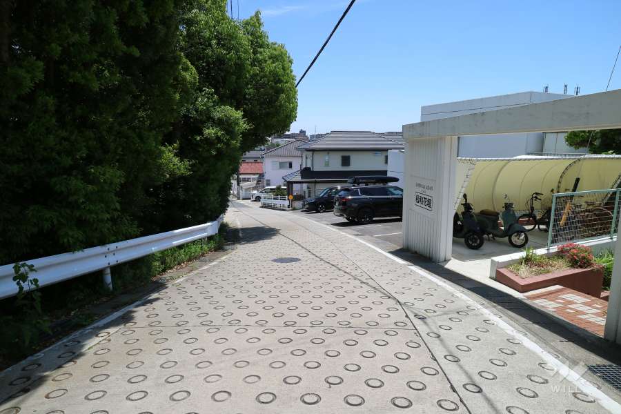 敷地北東側の前面道路(北西側から)