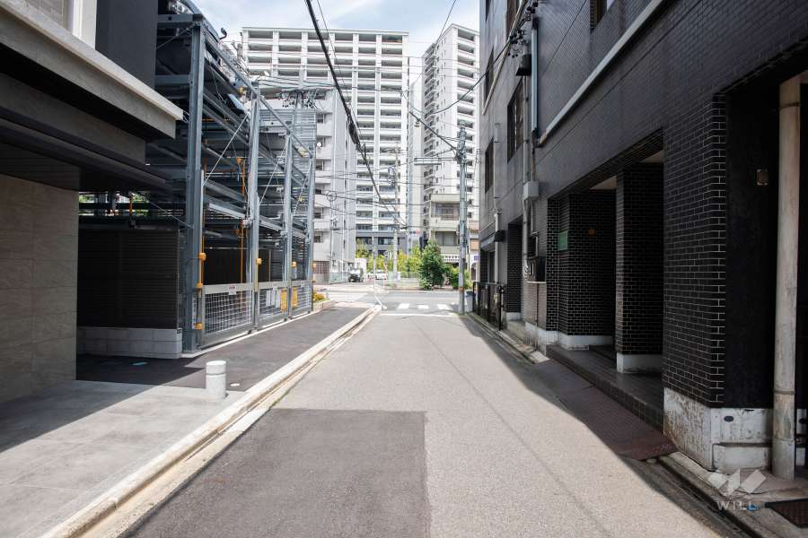 敷地南東側の前面道路（南西側から）