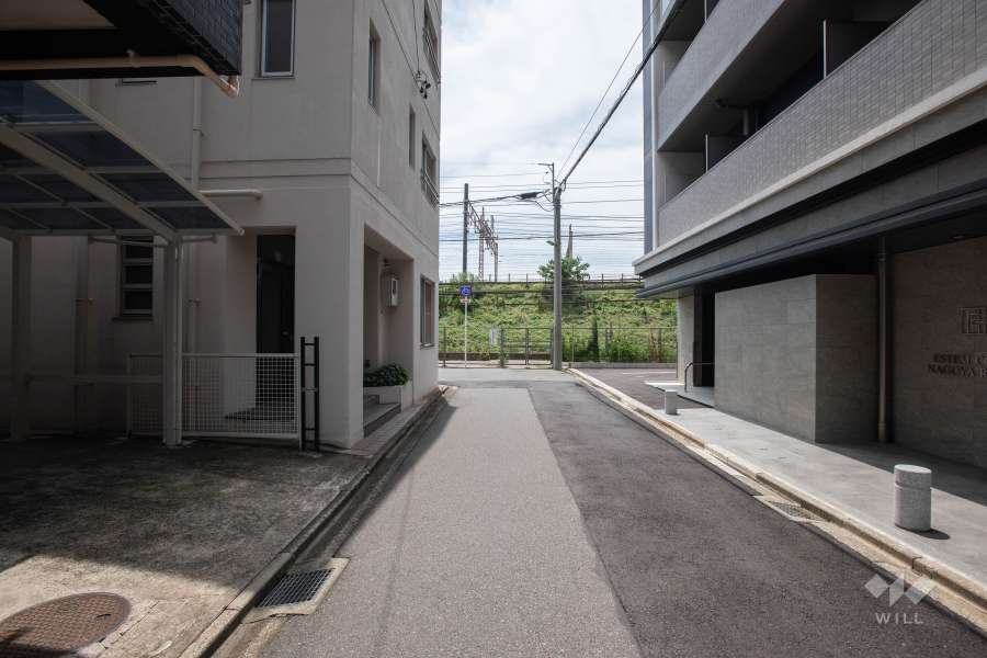 敷地南東側の前面道路（北東側から）