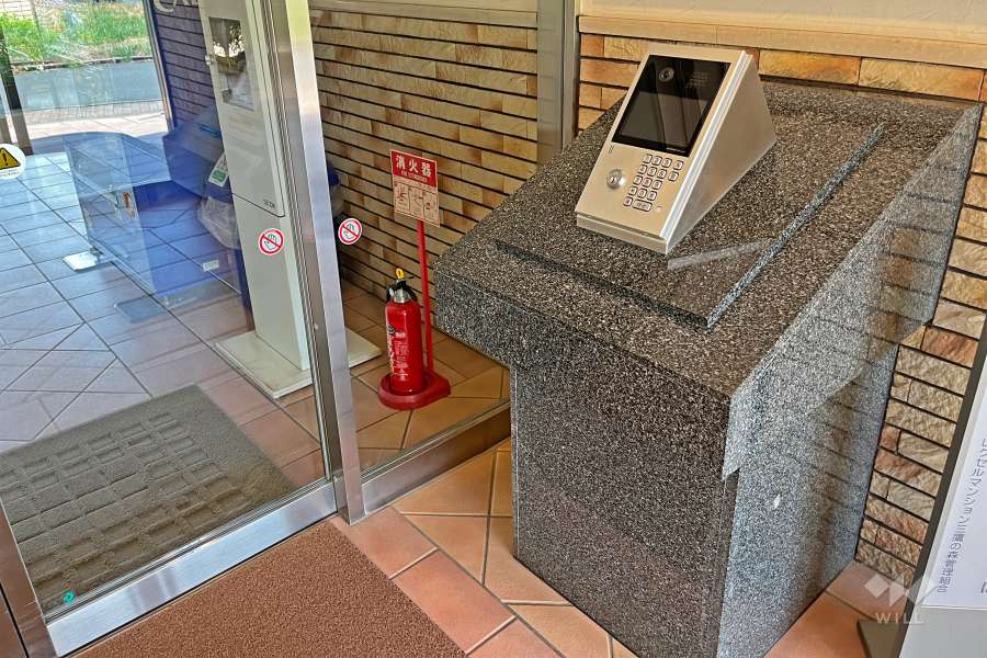 エントランスはオートロック付きです。