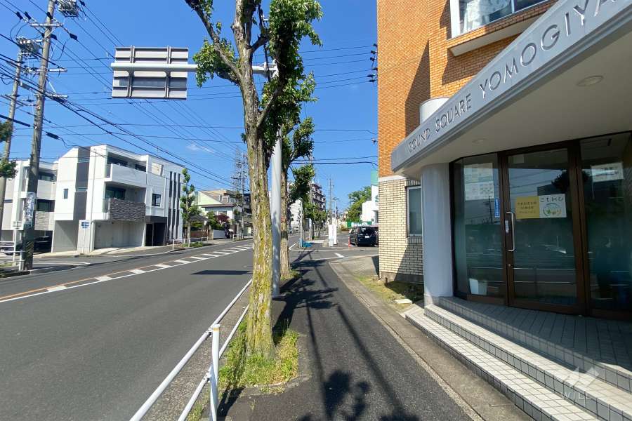 敷地北側の前面道路(西側から)