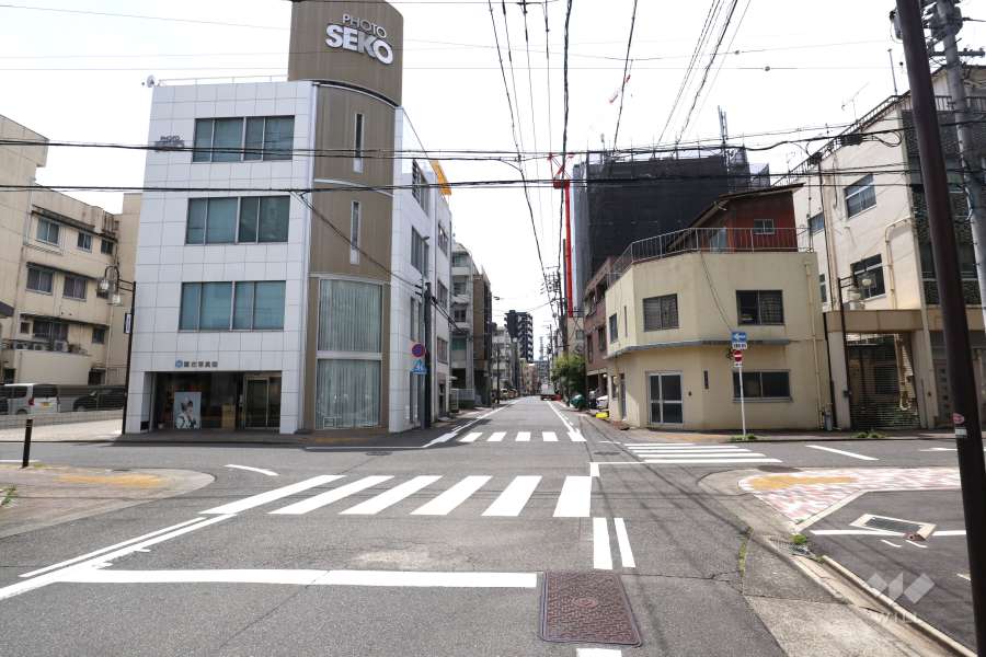 敷地南側の前面道路（東側から）