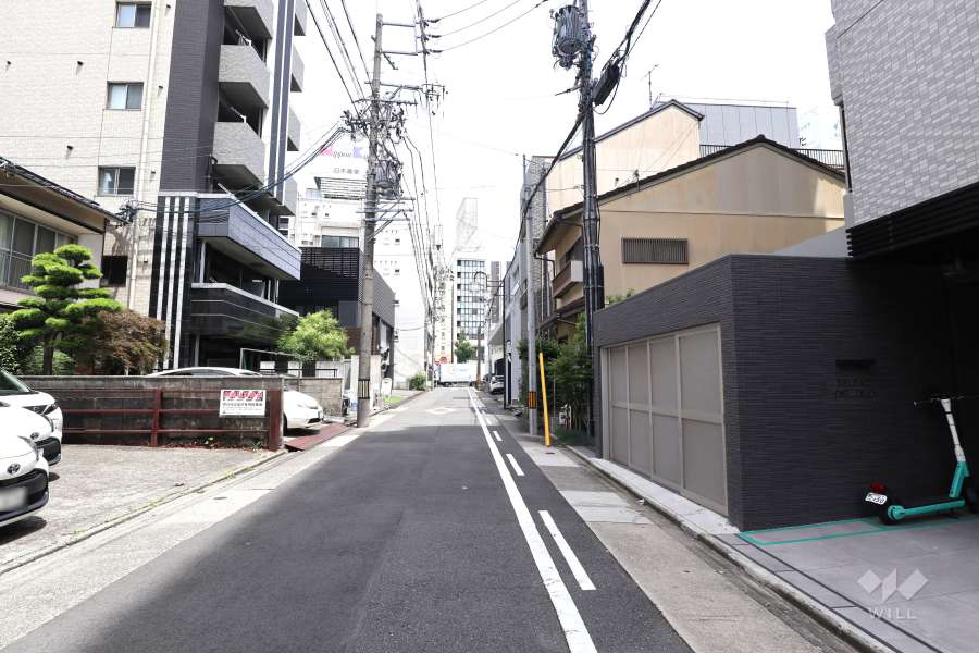 敷地北側の前面道路（西側から）