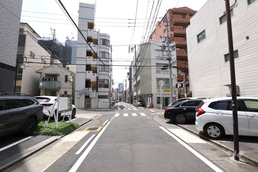敷地北側の前面道路（東側から）