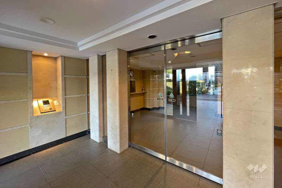 エントランスはオートロック付きです。