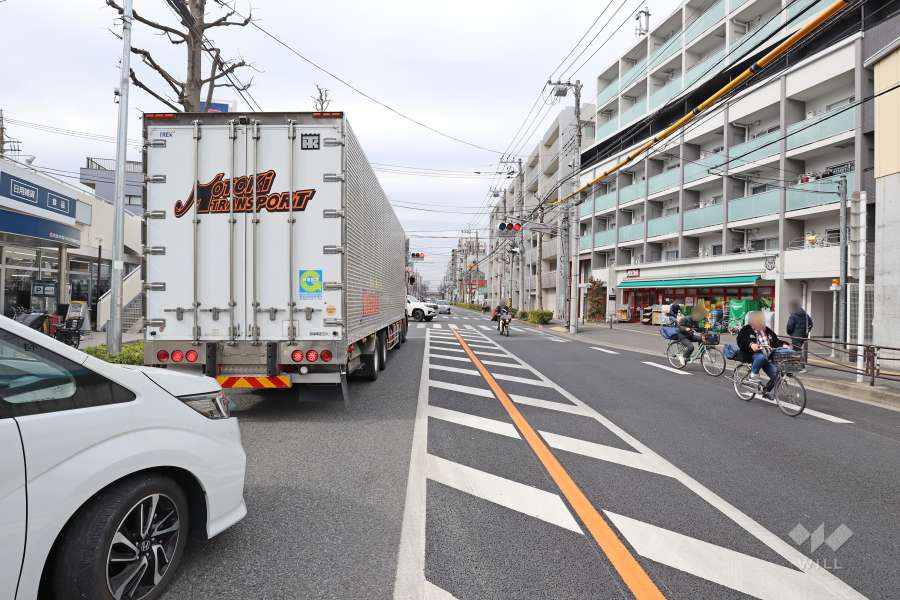敷地北側の前面道路（東側から）