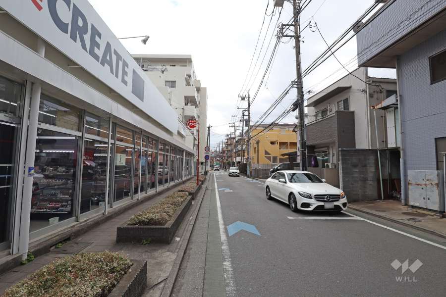 敷地西側の前面道路（北側から）