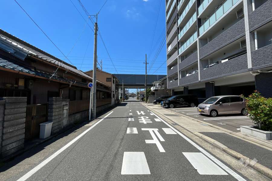 敷地の南側前面道路（東側から）