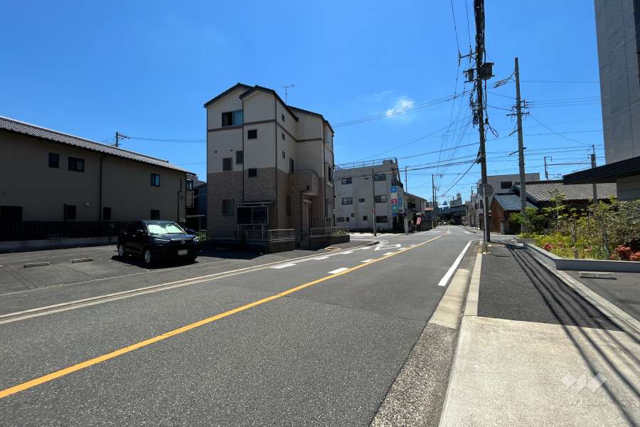 敷地の東側前面道路（北側から）