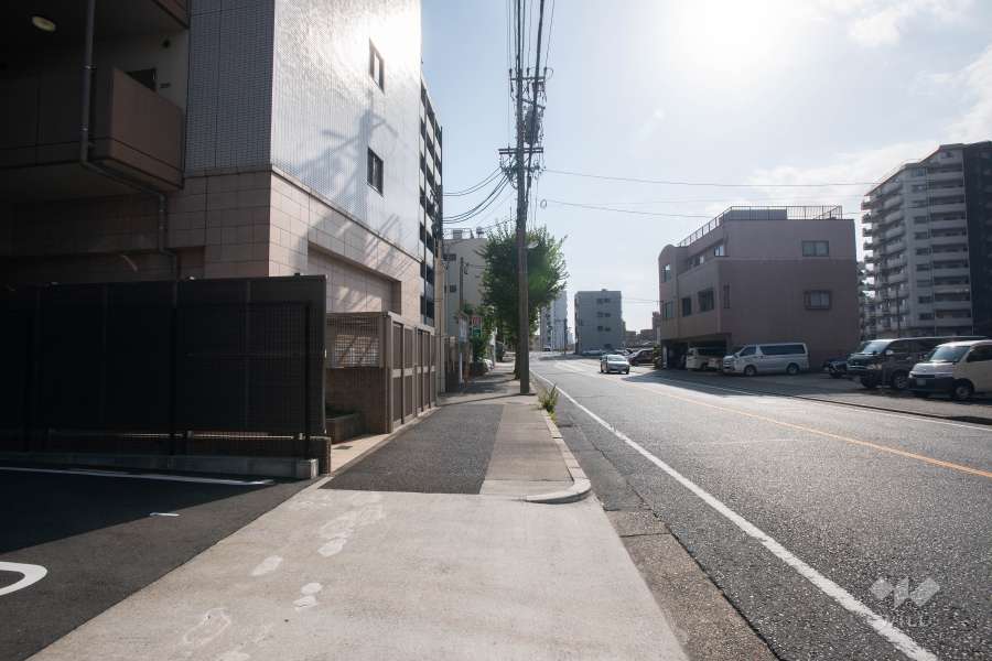敷地西側の前面道路（北側から）