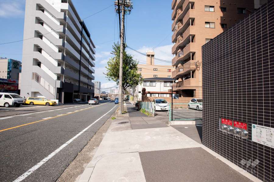 敷地西側の前面道路（南側から）