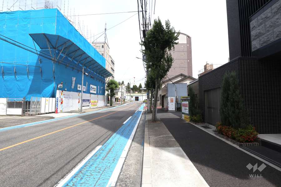 敷地北側の前面道路（西側から）