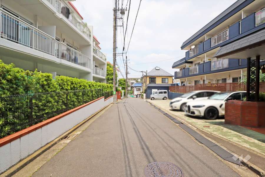 敷地の東側前面道路(南側から)