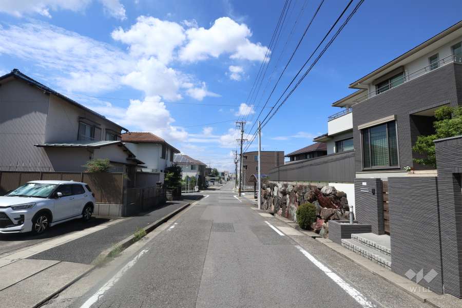 敷地北東側の前面道路(東側から)