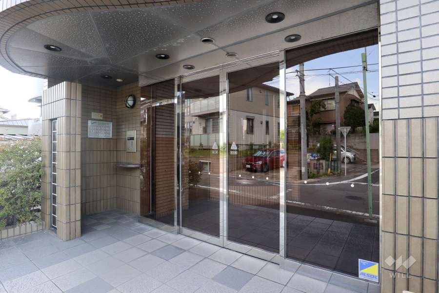 エントランスはオートロック付きです。