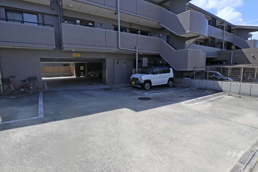 敷地東側の敷地内駐車場（屋内平面式）