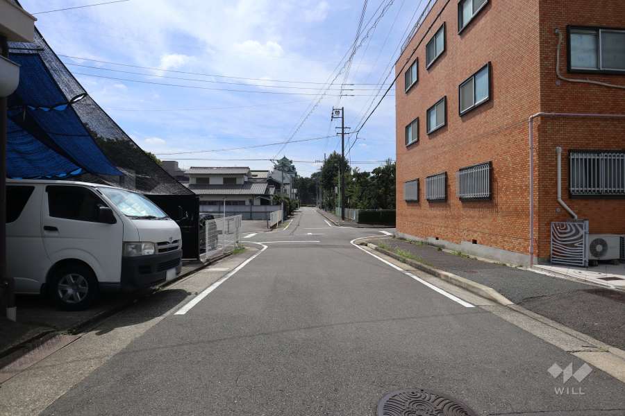 敷地の東側前面道路（北側から）
