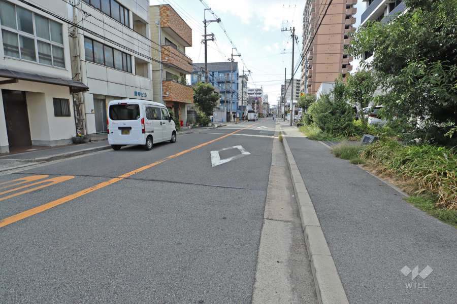 敷地南側の前面道路（東側から）