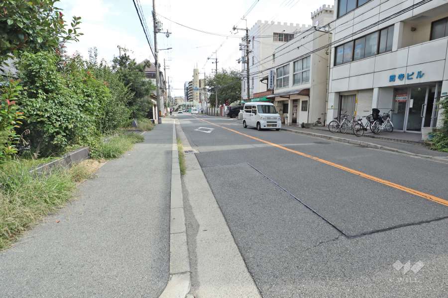 敷地南側の前面道路（西側から）