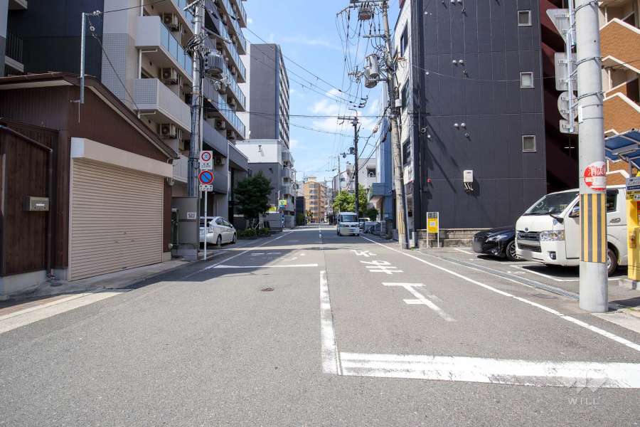 敷地東側の前面道路（南側から）