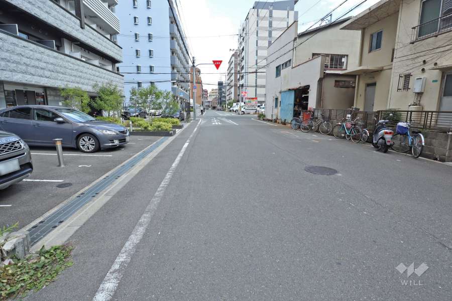 敷地南東側の前面道路（南側から）