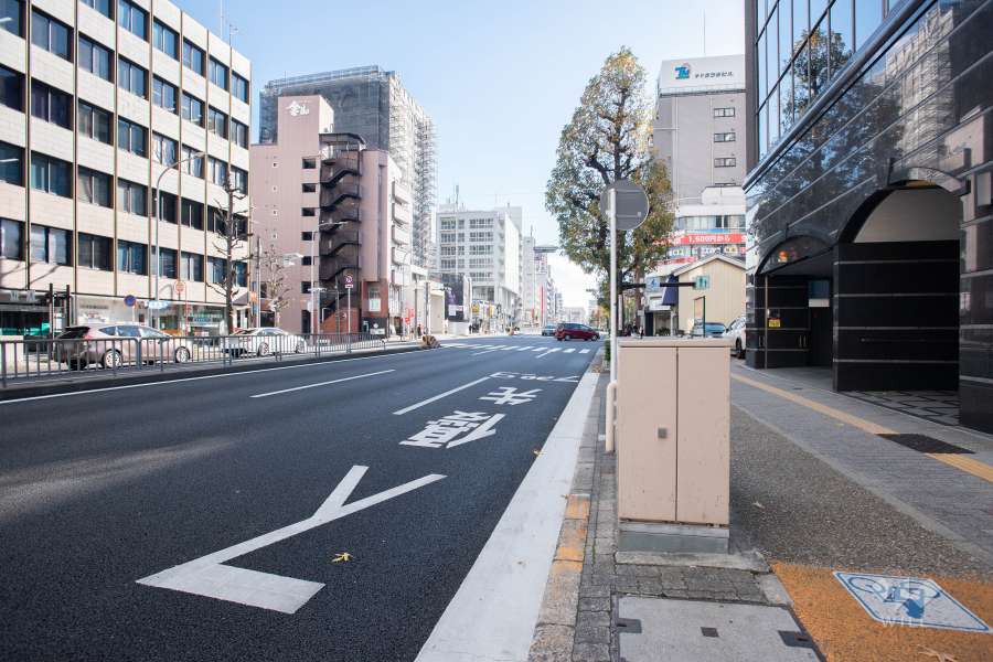 敷地東側の前面道路（北側から）