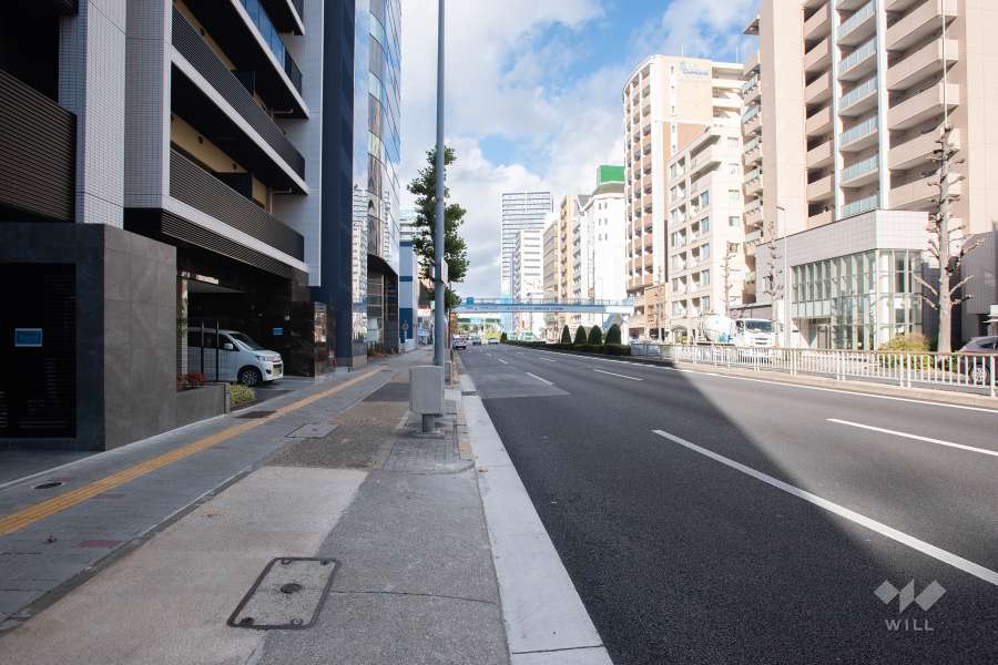 敷地東側の前面道路（南側から）