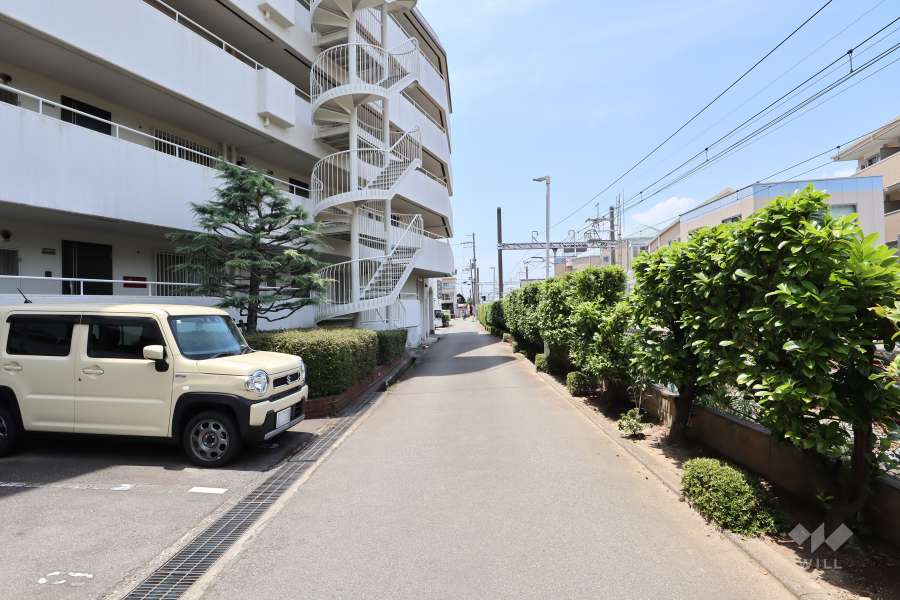 敷地北側の前面道路（北東側から）