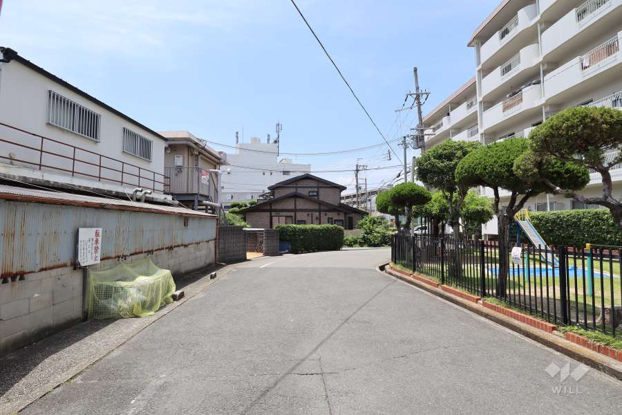 敷地南側の前面道路（東側から）