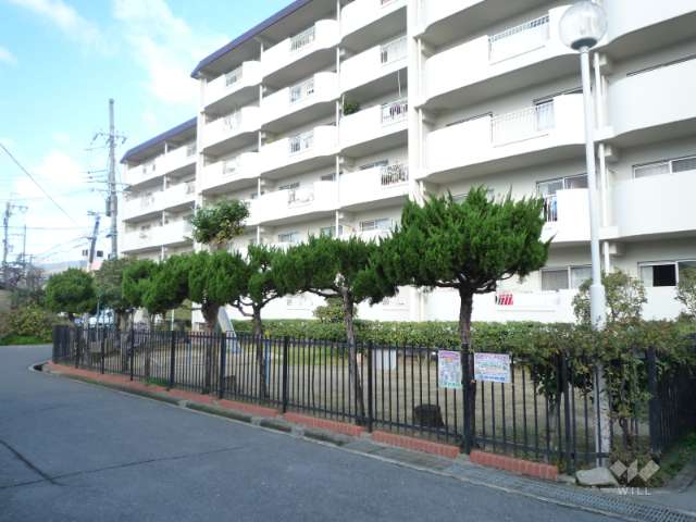 敷地の南側に隣接して公園があります。