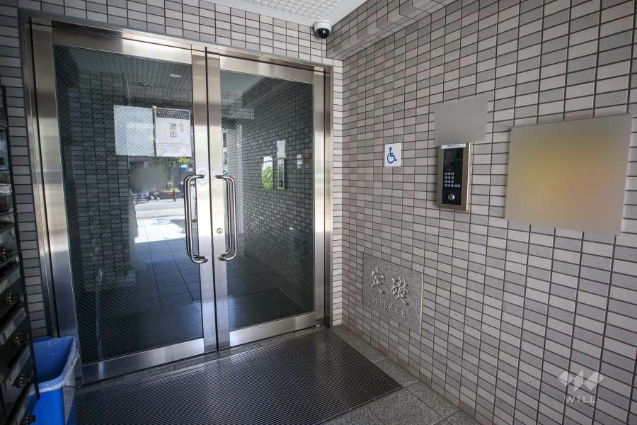 エントランスはオートロック付きです。