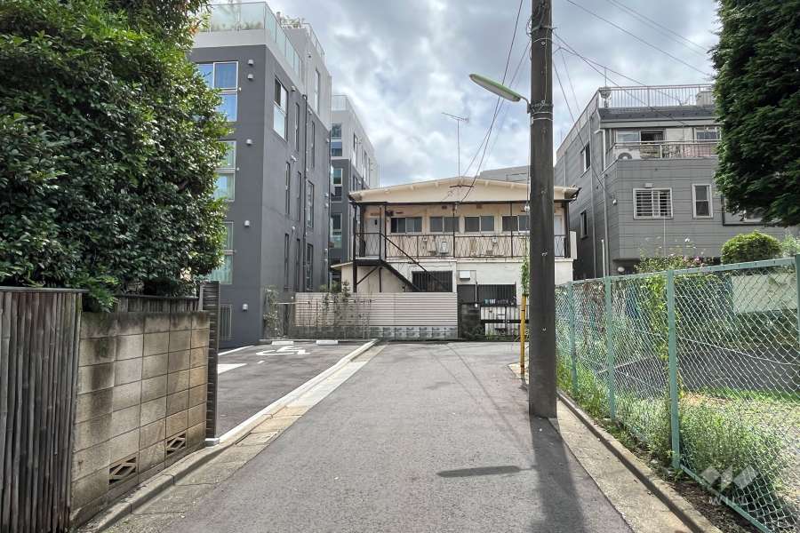 敷地西側の前面道路　