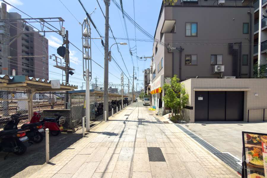 敷地南側の前面道路（東側から）