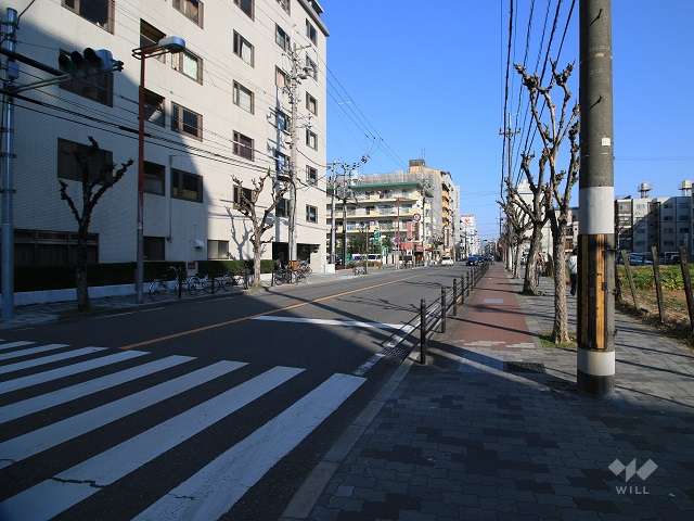 敷地東側の前面道路（南側から）