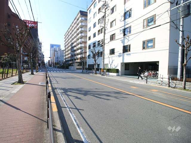 敷地東側の前面道路（北側から）