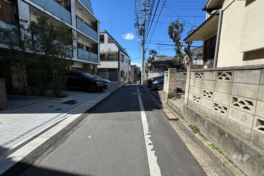 敷地の北側前面道路（東側から）