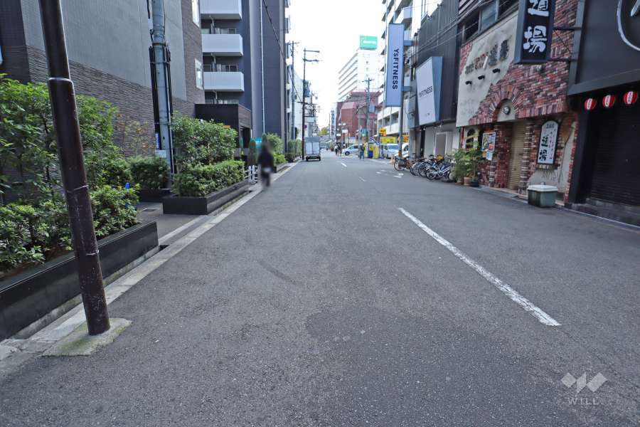 敷地北西側の前面道路（北側から）