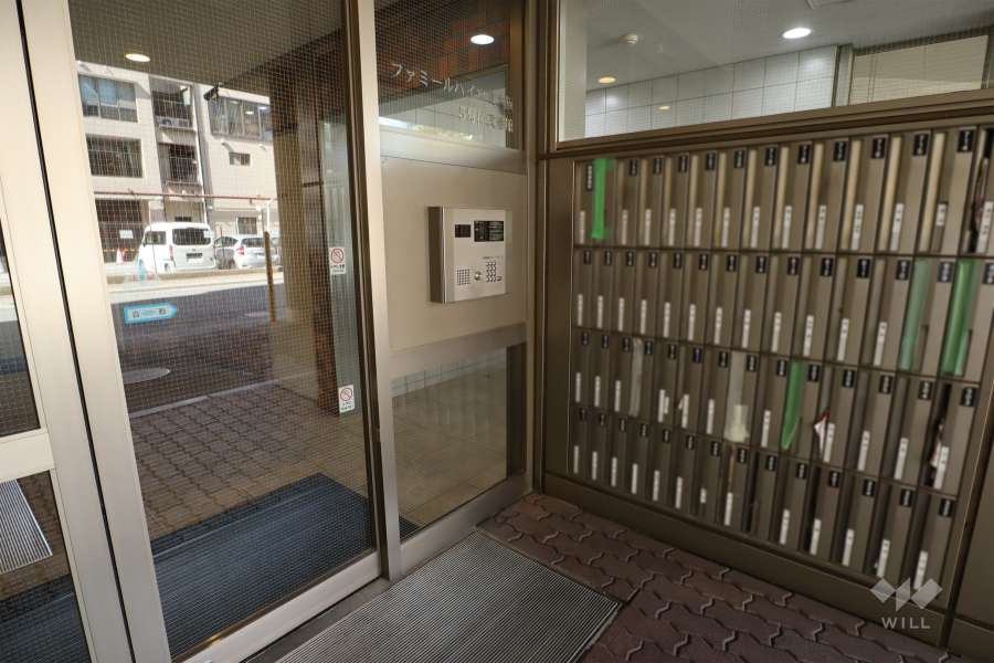 エントランスはオートロック付きです。