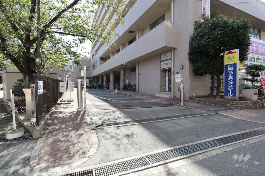 駐車場の出入り口（ロボットゲート付き）