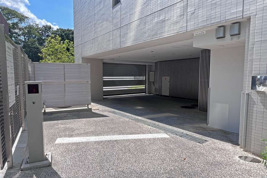 駐車場の出入り口（ゲート付き）